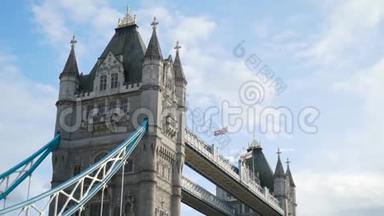 塔桥古建筑的特写。 行动。 英国著名的中世纪桥塔的美丽形象